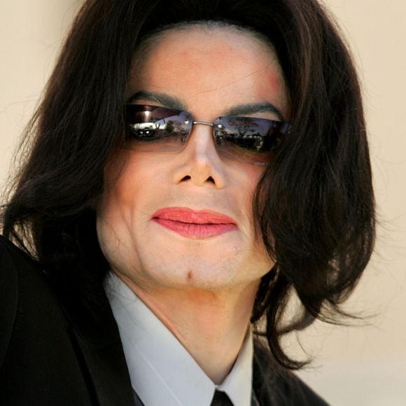 Michael Jackson morreu em decorrência de uma overdose.