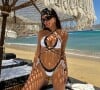 Anitta volta a apostar em biquíni duplo em viagem para a Grécia e elege modelo diferentão para curtir praia