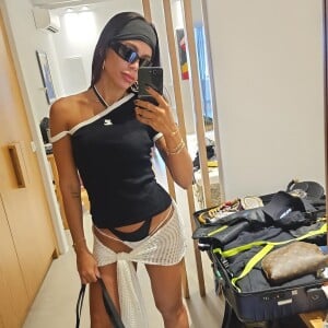 Anitta tem apostado na trend do biquíni duplo para sua viagem, tendência que promete fazer sucesso no verão 2024