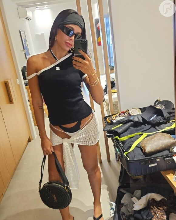 Anitta tem apostado na trend do biquíni duplo para sua viagem, tendência que promete fazer sucesso no verão 2024