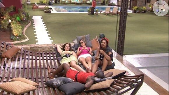 Tamires, Francieli, Angélica e Amanda conversam sobre os participantes no 'BBB15'