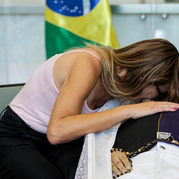 Viúva de Nahim, Andrea de Andrade atendeu pedido do cantor e ele foi velado de bermuda, óculos e sem véu