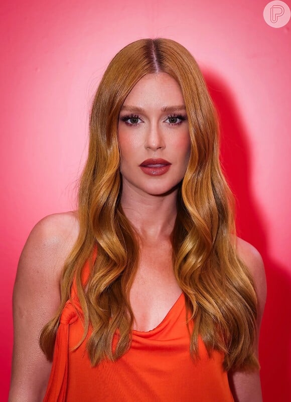 Marina Ruy Barbosa escolheu um vestido laranja da grife YSL para o evento.