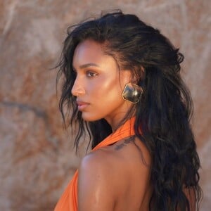 Jasmine Tookes, da Victoria's Secret, usou maxi brincos para compor a produção.