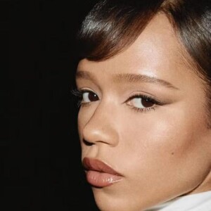 Sobrancelha reta destrona a moda das sobrancelhas ultrafinas dos anos 2000 e deixando as sobrancelhas descoloridas.