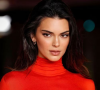 Kendall Jenner se joga na tendência de sobrancelhas retas