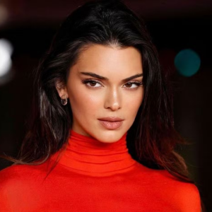 Kendall Jenner se joga na tendência de sobrancelhas retas