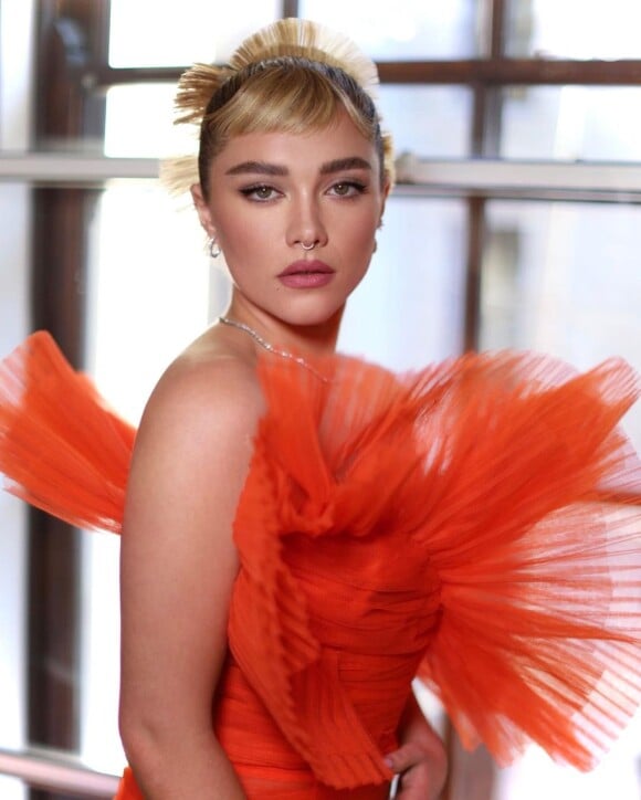 Para seu look BAFTAS 2023, Florence Pugh optou por uma variante moderna da "sobrancelha Audrey", exibindo sobrancelhas grossas e retas como as que caracterizaram Audrey Hepburn - criada com maquiagem fortemente carregada de corretivo para cobrir a ponta das sobrancelhas.