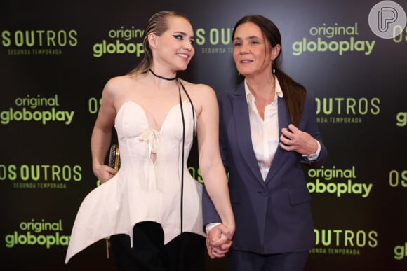 'Os Outros' 2: Leticia Colin posa com Adriana Esteve durante lançamento