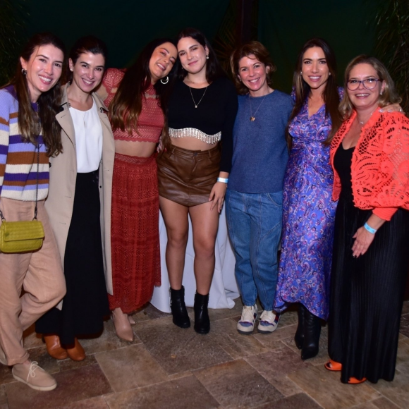 Silvio Santos teve ao todo seis filhas mulheres: Rebeca, Renata, Silvia, Daniela, Patricia e Cintia aparecem nesta foto, em ordem da esquerda para direita
