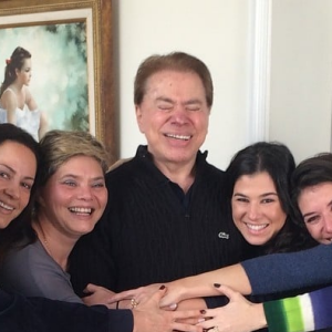 6 filhas de Silvio Santos sempre apareciam em fotos em família divertidas com o apresentador