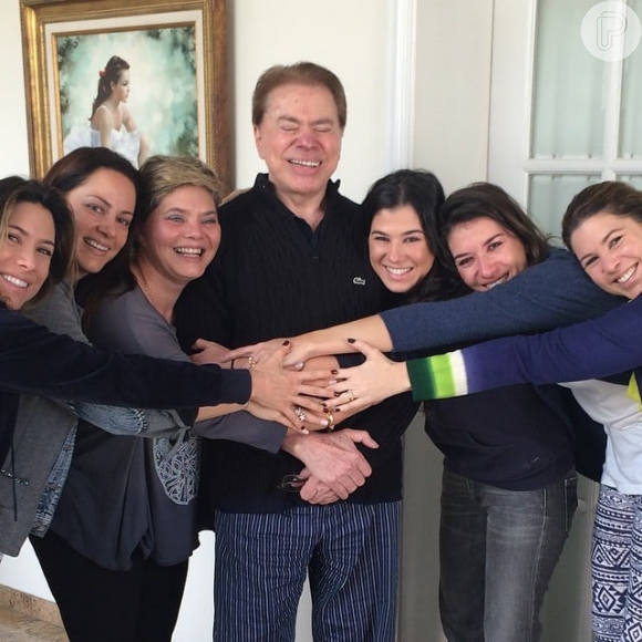 6 filhas de Silvio Santos sempre apareciam em fotos em família divertidas com o apresentador