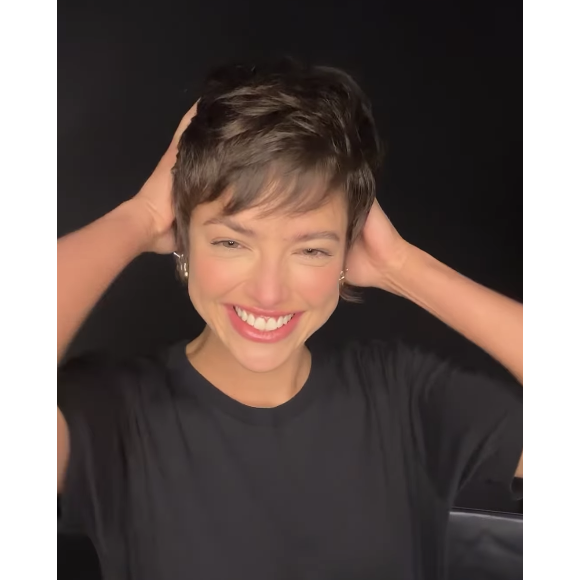 Para viver sua personagem na novela, Agatha Moreira radicalizou seu visual e cortou o cabelo curto