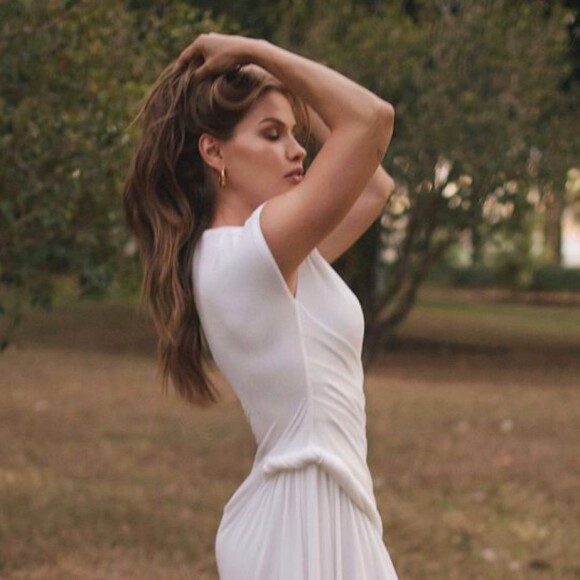 Andressa Suita grávida? Esposa de Gusttavo Lima recebe comentários em foto de vestido branco e reacende rumor