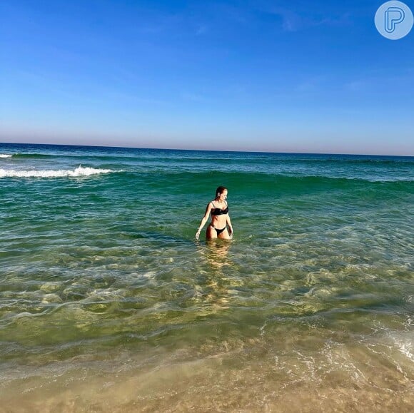 Dona de um corpo todo definido e beleza única, Giselle Prattes esbanja boa forma em fotos de biquíni