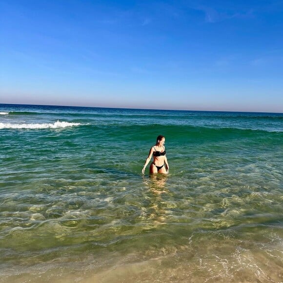 Dona de um corpo todo definido e beleza única, Giselle Prattes esbanja boa forma em fotos de biquíni