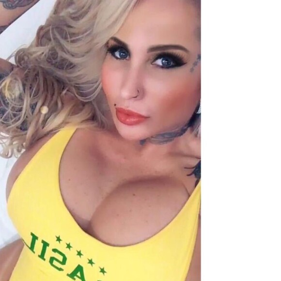 Sabrina Boing Boing colocou 6 litros de silicone nos seios. Recentemente, ela diminuiu o tamanho das próteses e revelou ter passado por depressão pós-operatória