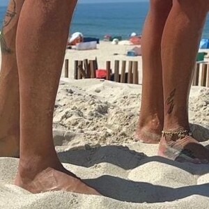 Corpo definido de Gretchen, especialmente o bumbum, rouba a cena em fotos de biquíni na web