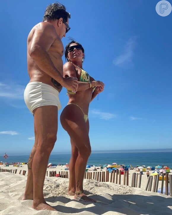 Corpo definido de Gretchen, especialmente o bumbum, rouba a cena em fotos de biquíni na web