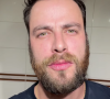 Gustavo Marsengo agitou as redes sociais nesta sexta (23) ao fazer um vídeo mostrando como fica sem barba