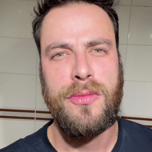 Gustavo Marsengo agitou as redes sociais nesta sexta (23) ao fazer um vídeo mostrando como fica sem barba