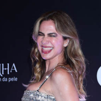 Sem calcinha, Luciana Gimenez elege look com recorte estratégico e deixa barriga sarada de fora em evento beneficente