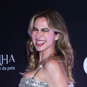 Sem calcinha, Luciana Gimenez elege look com recorte estratégico e deixa barriga de fora para o Baile do BB. Fotos!