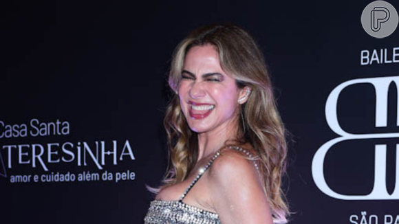 Sem calcinha, Luciana Gimenez elege look com recorte estratégico e deixa barriga de fora para o Baile do BB. Fotos!