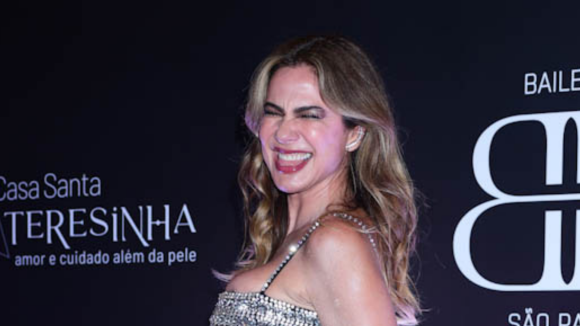 Sem calcinha, Luciana Gimenez elege look com recorte estratégico e deixa barriga sarada de fora em evento beneficente