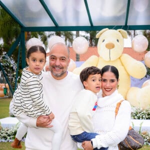 Filha de Zezé Di Camargo, Camilla Camargo foi com a família ao chá revelação