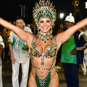 Viviane Araujo desfila pelo Salgueiro e Mancha Verde como rainha de bateria