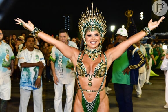 Viviane Araujo desfila pelo Salgueiro e Mancha Verde como rainha de bateria