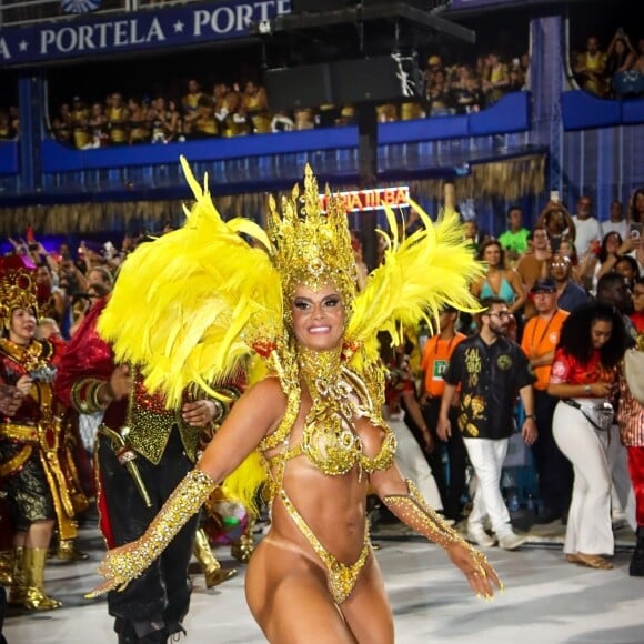 Viviane Araujo ainda passou um segundo perrengue quando sentiu vontade fazer xixi antes do desfile