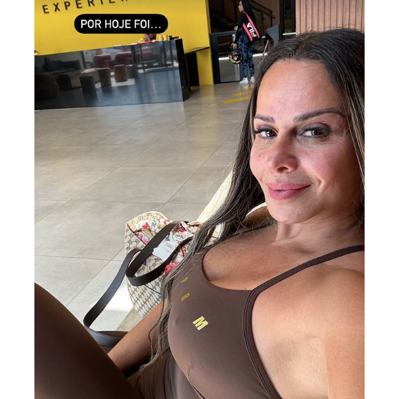 Viviane Araujo começou esta quinta-feira (29) fazendo um treino pesado de inferiores