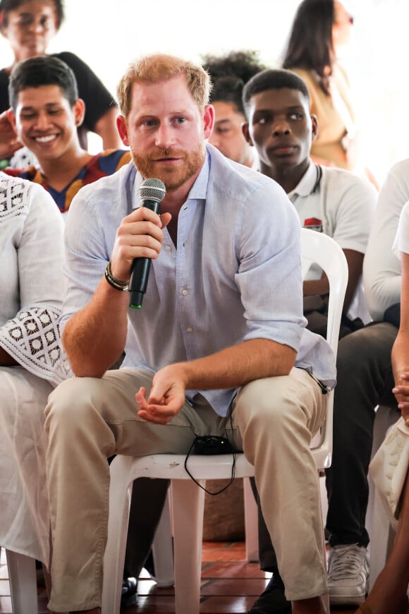 No primeiro lançamento do livro de Harry, a Família Real foi envolvida em uma série de entrevistas, e acabou ficando muito exposta.