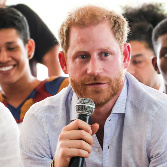 No primeiro lançamento do livro de Harry, a Família Real foi envolvida em uma série de entrevistas, e acabou ficando muito exposta.