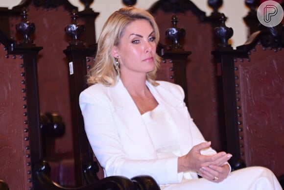 Assessoria de Ana Hickmann já negou saída da apresentadora da Record para a RedeTV!, mas há a chance da apresentadora substituir Geraldo Luís nas tardes de domingo se apresentador migrar para o SBT