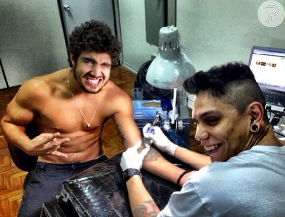 Caio Castro é viciado em fazer tatuagem