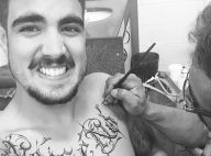 Caio Castro faz tatuagem temporária para vilão em 'I Love Paraisópolis'