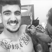 Caio Castro faz tatuagem temporária para vilão em 'I Love Paraisópolis'