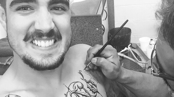 Caio Castro faz tatuagem temporária para vilão em 'I Love Paraisópolis'