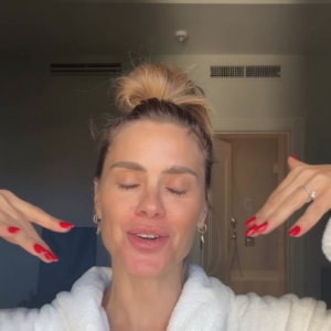 Carolina Dieckmann fez um conteúdo em seu Instagram mostrando todos os produtos de skincare que usa diariamente