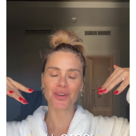 Carolina Dieckmann fez um conteúdo em seu Instagram mostrando todos os produtos de skincare que usa diariamente