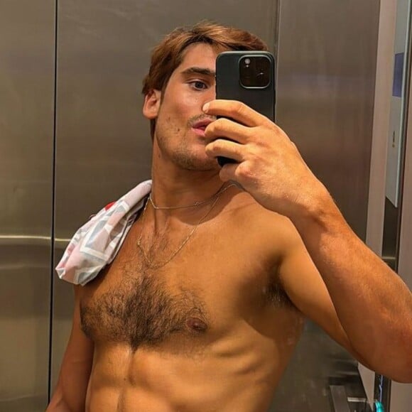 Nicolas Prattes posa sem camisa em nova foto no espelho e legenda de duplo sentido viraliza