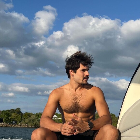 Corpo de Nicolas Prattes chamou atenção, mas uma legenda de duplo sentido, "Viciei no Grelo", fez a alegria dos fãs