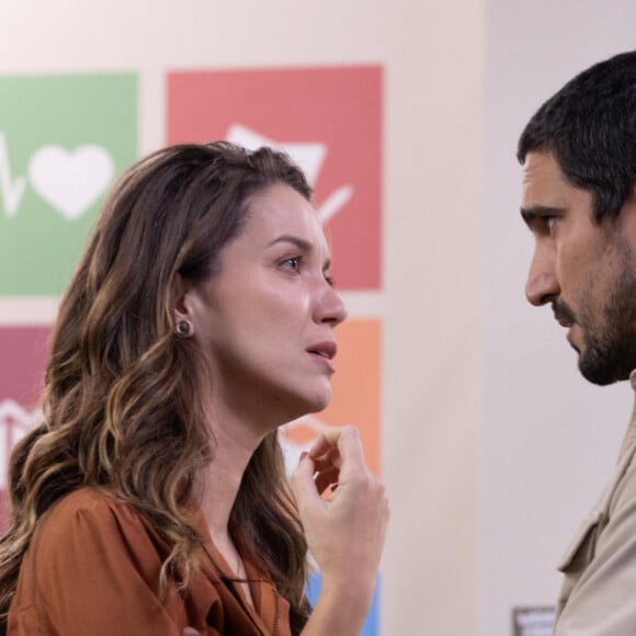 Tom (Renato Góes) tenta salvar Vênus (Nathalia Dill) de incêndio na novela Família é Tudo