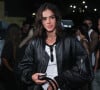 Para curtir a sexta-feira no Rock in Rio, Bruna Marquezine usou jaqueta de grife preta da marca italiana Attico.