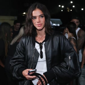 Para curtir a sexta-feira no Rock in Rio, Bruna Marquezine usou jaqueta de grife preta da marca italiana Attico.