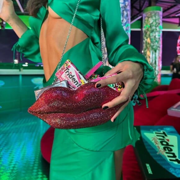 Para aproveitar o sábado de Rock in Rio, Bruna Marquezine usou look verde combinando com o patrocinador do dia, e bolsa vermelha cravejada de cristais da grife de Judith Leiber, de Nova York.