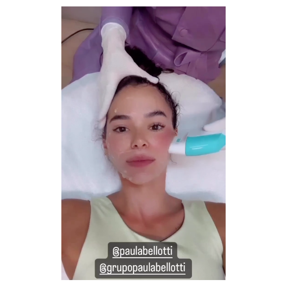 Em seu rosto, Bruna Marquezine utiliza o Ultrassom Microfocado, uma técnica que dá resultado de lifting facial sem aplicações